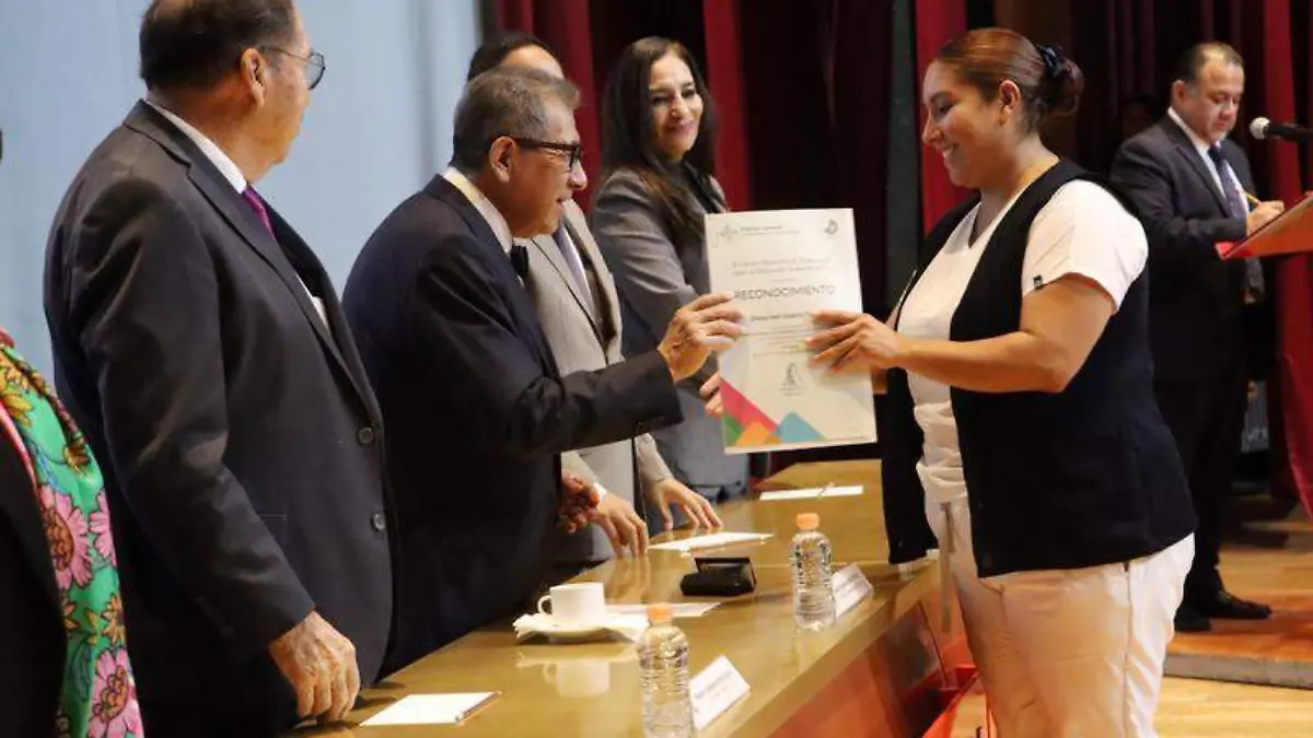 Entregan titulos universitarios a alumnos que culmiraron sus estudios en diversas carrerasEverardo NAVA